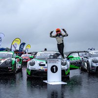 Zviedris sarežģītos apstākļos Somijā izcīna dubultuzvaru Ziemeļeiropas 'Porsche' čempionātā