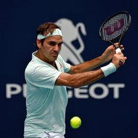 Federers ceļgala operācijas dēļ izlaidīs 'French Open'