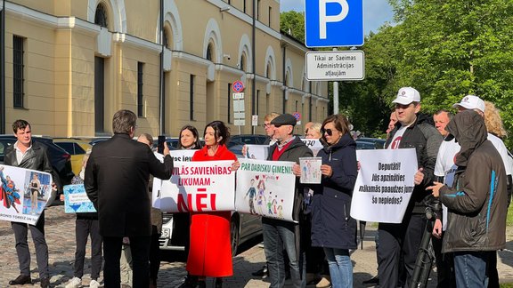 Pie Saeimas protestē pret Civilās savienības likumprojektu - 2