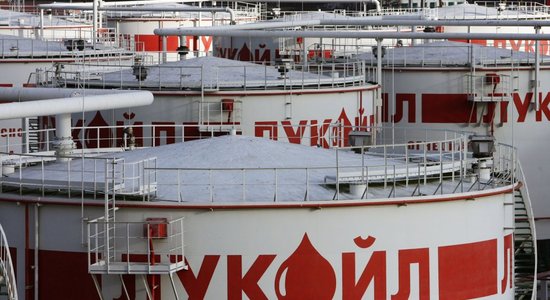 Ukraiņu droni veikuši triecienus "Lukoil" rūpnīcai Volgogradā; rūpnīcā izcēlies ugunsgrēks