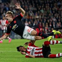 'Manchester United' aizsargs Šovs Čempionu līgas spēlē gūst divkāršu kājas lūzumu