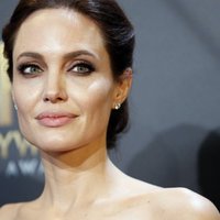 СМИ сообщили о намерении Джоли стать лесбиянкой