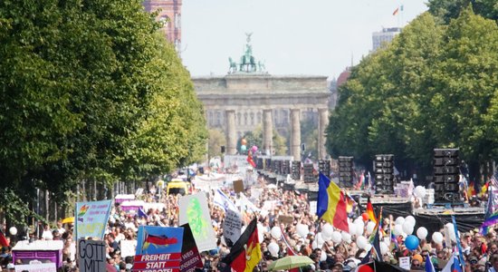 Полиция в Берлине распустила многотысячный митинг против Covid-ограничений перед его началом