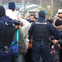 Aukstie ieroči un bēgšanas mēģinājumi – policists par pieredzēto bēgļu nometnē Slovēnijā