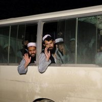 Afganistāna atbrīvojusi no ieslodzījuma vairāk nekā 900 talibus