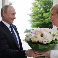 Что не так с букетом: в Кремле объяснили, почему Путин подарил Меркель цветы