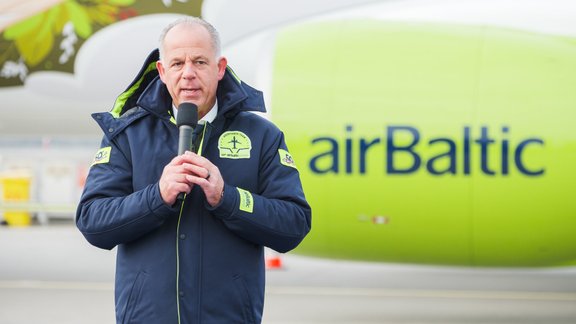 "airBaltic" vadība uz laiku savas algas samazina par 40%