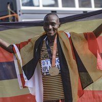 Kiplangats izcīna pasaules čempionāta zeltu maratonā; ASV uzvar 4x100 metru stafeti
