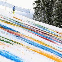 Foto: Šveicietis uz slēpotāju iecienītiem kalniem mālē košas gleznas