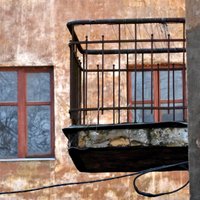 Многие балконы жилых домов в Риге достигли максимального срока эксплуатации