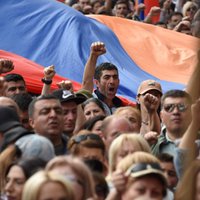 В центре Еревана сторонники оппозиции блокировали здание мэрии