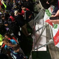 Francijas stadionā sabrūkot barjerai, ievainoti 29 futbola līdzjutēji