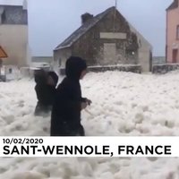ВИДЕО: Морская пена "затопила" Бретань из-за урагана "Киара"