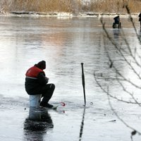 Trešdien ledū ielūzuši divi pārgalvīgi bļitkotāji