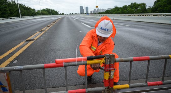 Ķīnas dienvidus skāris spēcīgs taifūns; evakuēti 400 000 cilvēku