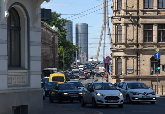Во время ремонта Вантовый мост могут закрыть для частного транспорта, заявил мэр Риги