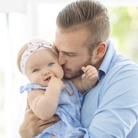 Mazais ceļvedis tēviem meitu audzināšanā: no zīdaiņa līdz pusaudžu vecumam