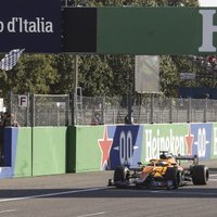 'McLaren' Itālijā tiek pie dubultuzvaras; Verstapenam un Hamiltonam vēl viena sadursme