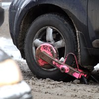 Atbalsta atteikšanos no automašīnu riteņu bloķēšanas Rīgas pašvaldības stāvvietās