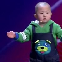 Video: Pasauli apbur maza ķīniešu zēna deja