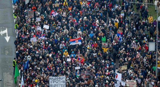 Serbijā tūkstošiem cilvēku pulcējas demonstrācijā Kragujevacā