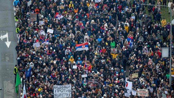 Serbijā tūkstošiem cilvēku pulcējas demonstrācijā Kragujevacā