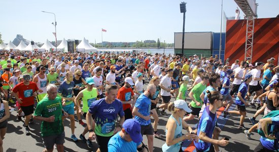 Foto: No profesionāļiem līdz tautai – 'Tet' Rīgas maratons svētdienas rīta svelmē