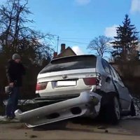 ВИДЕО: Авария в Иманте – BMW протаранил ограждение и столкнулся с Toyota