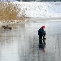 Noslīcis šīs ziemas pirmais zemledus makšķernieks