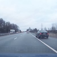 Video: Pārgalvis ar 'Audi' traucas pa Jelgavas šoseju