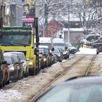 Svētdienas vakarā daudzviet Rīgā cilvēki stāv pamatīgos sastrēgumos; vaino Ziemassvētku auto