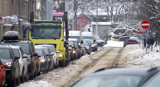 Svētdienas vakarā daudzviet Rīgā cilvēki stāv pamatīgos sastrēgumos; vaino Ziemassvētku auto