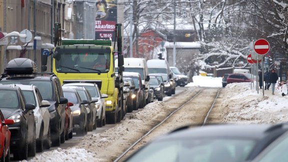 ziema satiksme rīgā sniegs sastrēgums tramvajs tramvaja sliedes