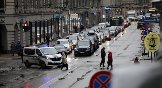 Rīgā izveidojušies tradicionālie sastrēgumi; aicina ieplānot papildu laiku ceļā 