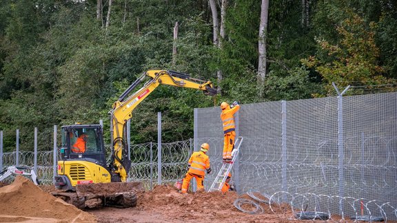 Uz Latvijas-Baltkrievijas robežas sāk uzstādīt žogu - 36