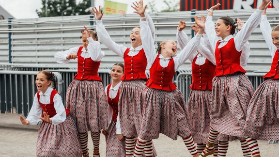 Skolēnu Dziesmusvētki turpinās ar tautas mūziku, mūsdienu deju un programmu Vērmanes dārzā