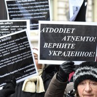 ФОТО: Жильцы денационализированных домов устроили пикет напротив Сейма