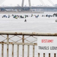 Rīgas pašvaldības policija pagaidām nav sodījusi nevienu par atrašanos uz ledus