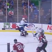 Video: Iespaidīgs spēka paņēmiens AHL - hokejists apmet kūleni