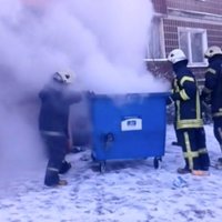ВИДЕО: В одном из домов в Пурвциемсе загорелся мусорный контейнер