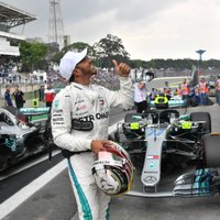 F-1 čempions Hamiltons Brazīlijas 'Grand Prix' sāks no pirmās starta vietas