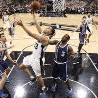 'Spurs' sagrauj 'Thunder' otrās kārtas pirmajā izslēgšanas spēlē