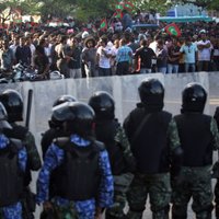 Maldivijā pēc prezidenta Našīda atkāpšanās vēršas plašumā vardarbība
