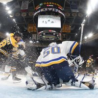'Bruins' Stenlija kausa finālsērijas ievadā uzvar 'Blues'