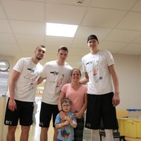 ФОТО: Порзиньгис и другие игроки НБА пришли в гости к пациентам Детской больницы