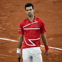 'French Open': Džokovičs piecu setu maratonā nodrošina finālspēli pret Nadalu