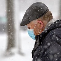 Pieaugot saslimšanai ar elpceļu infekcijām, SPKC aicina vilkt maskas