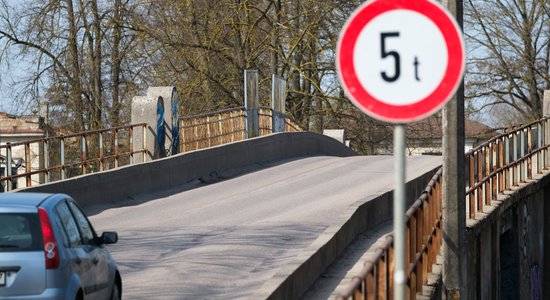 Rīgā turpinās ierobežot satiksmi pārvadā pār dzelzceļu Altonavas ielā 