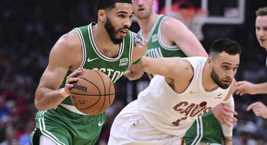 "Celtics" vēlreiz uzvar Klīvlendā, nonākot uzvaras attālumā no konferences fināla