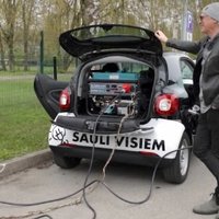 Video: Timrots ar mazo 'Smart' elektroauto mēģina aizkulties līdz Liepājai